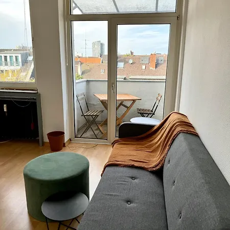 Apartment Freshly Renovated, Fully Furnished 2-room With Balcony And Park View In Golzheim